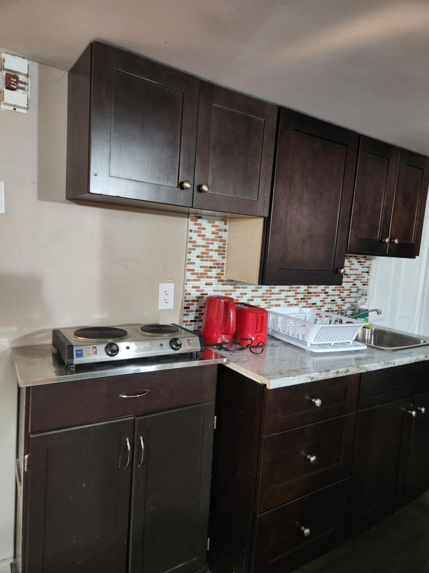 Serenity & Memorable Cozy Lower Level In Townhouse Private Entrance Apartment
